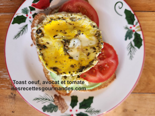 Toast oeuf, avocat et tomate